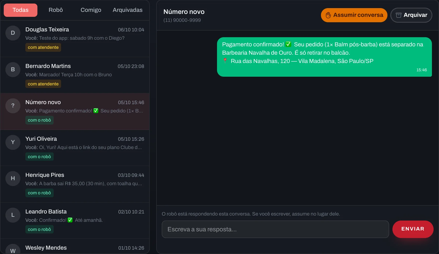 Tela Conversas: lista de conversas com as etiquetas 'com o robô' e 'com atendente' e uma conversa assumida pelo dono